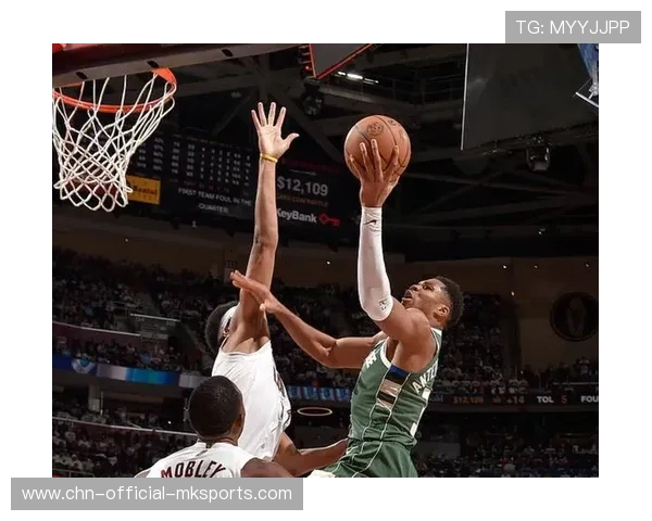 NBA雄鹿字母哥攻筐气势惊人