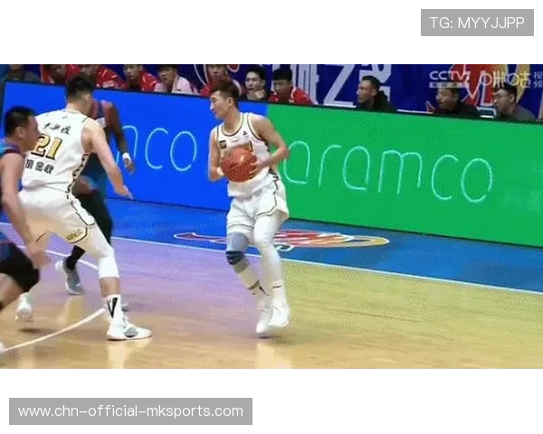 广东萨姆纳快攻连得8分，半场领先稳固