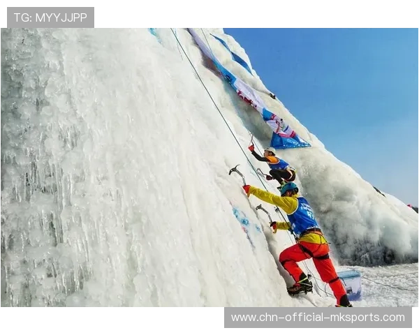 攀冰速度赛选手在碎冰中迅速登顶