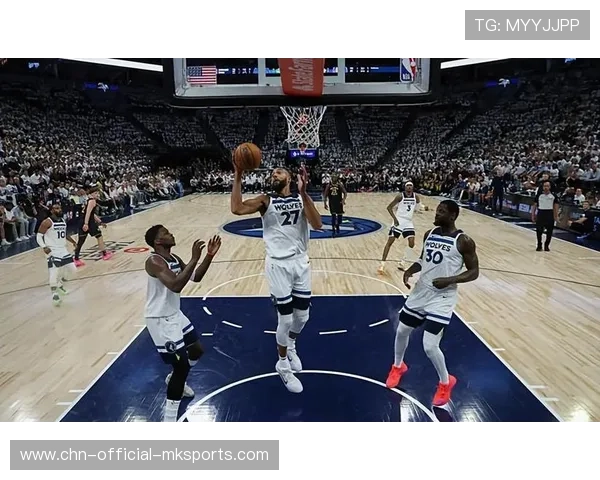 森林狼篮下拼抢赢得宝贵二次机会 森林狼篮下拼抢赢得宝贵二次机会