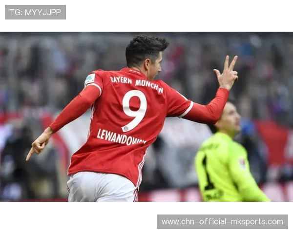 莱万背身回传摆脱防守,拜仁前场节节推进:一次战术之旅的启示 莱万背身回传摆脱防守,拜仁前场节节推进:一次战术之旅的启示